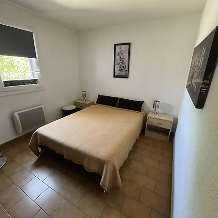 4 Personnes Avec Piscine Et Parking Au Cap D'agde - Fr-1-749-28 Agde